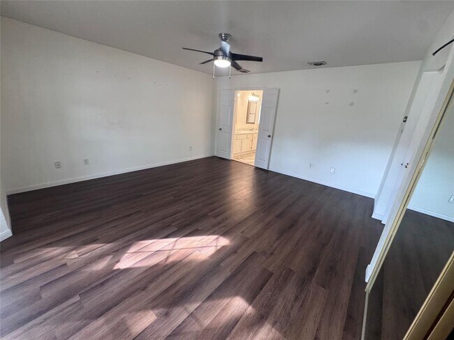 Building Photo - 306 Applewood Dr