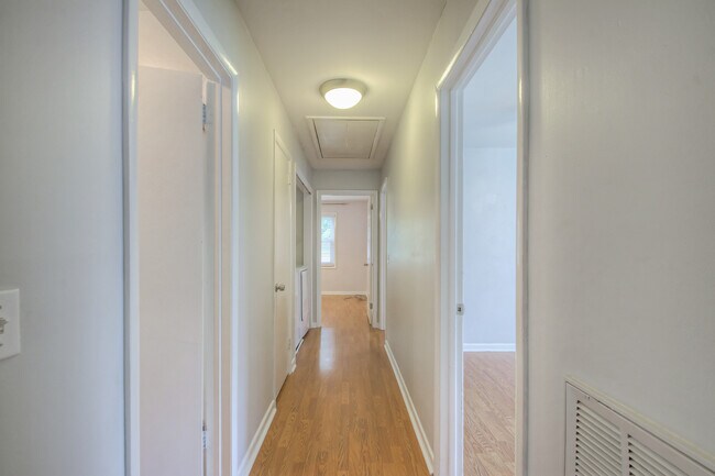 Building Photo - 104 Doral Ct