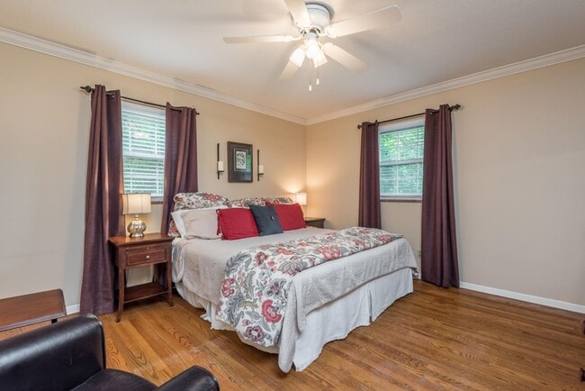 Building Photo - 4BR/ 3BA in West Hills + TWO 2-car garages, screened patio, fenced backyard