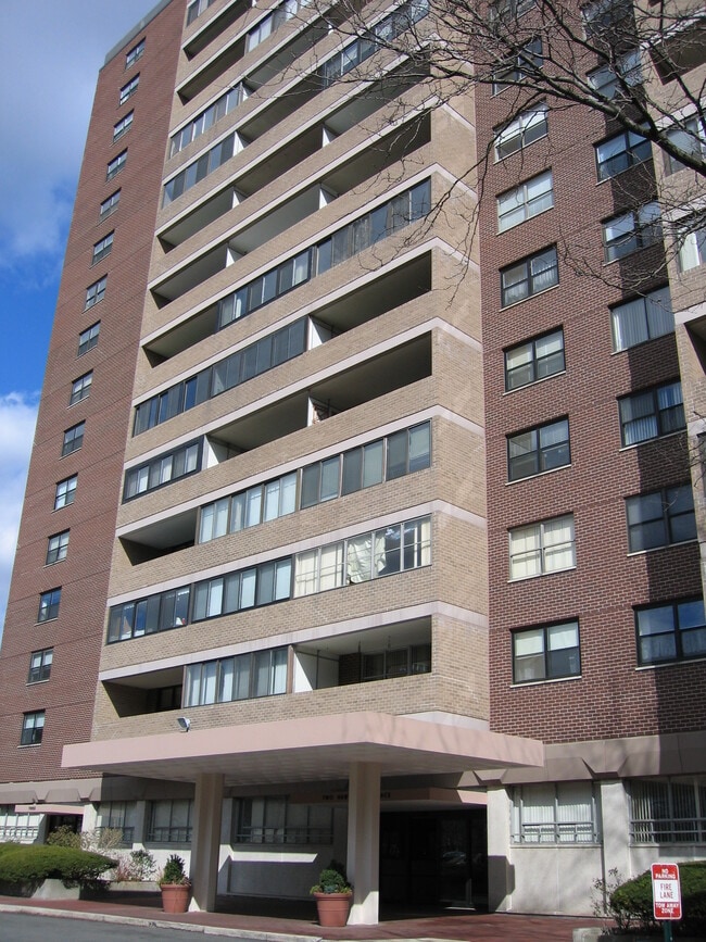 Building Photo - 2 Hawthorne Pl