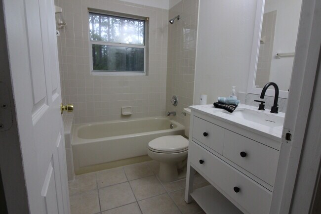 Building Photo - 23 Richelieu Ln