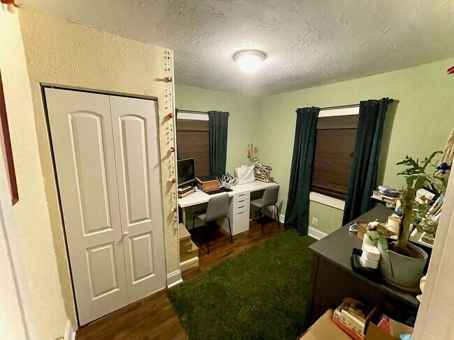 Building Photo - Charming bungalow 3/1 pet friendly blocks from Downtown St. Pete