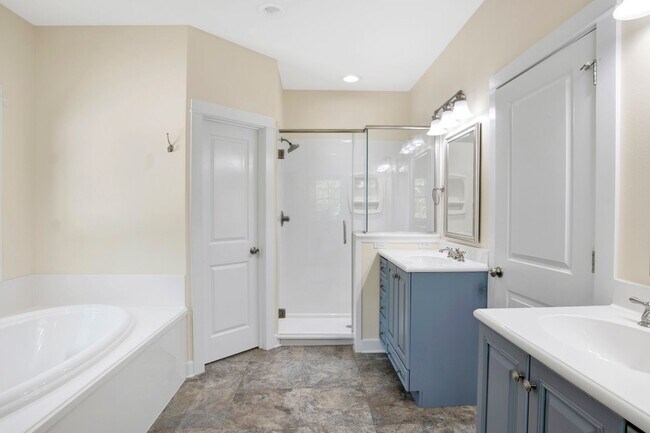 Building Photo - Sprawling Pensacola home close to NAS Pens...