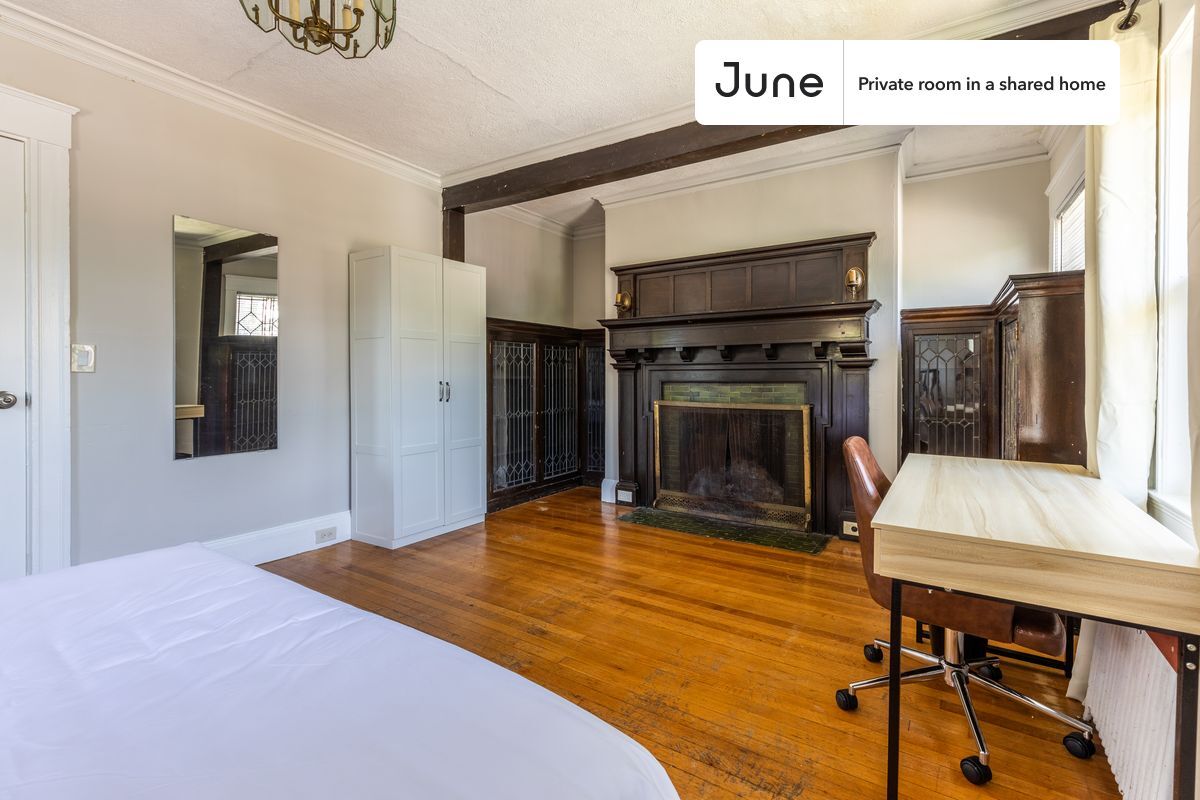 Building Photo - Room in Shared 9 bed/2 bath home