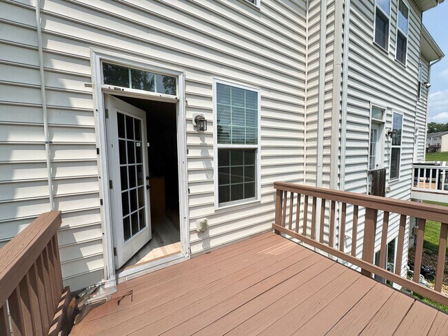 Building Photo - 127 Streamview Dr