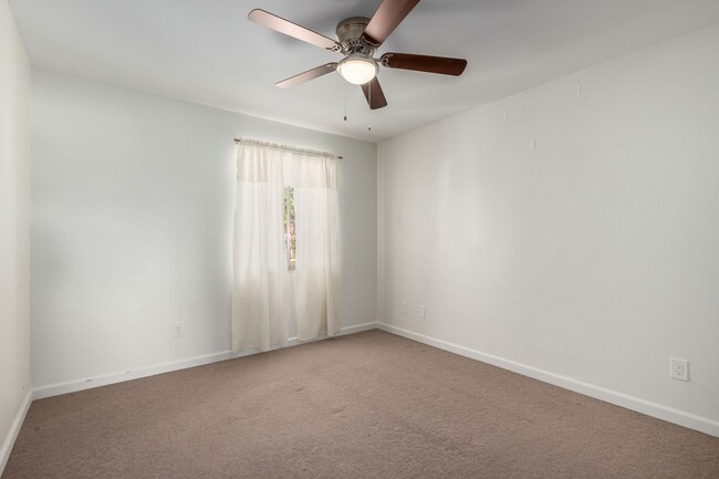 Building Photo - Charming 3 bedroom townhouse in Glendale!