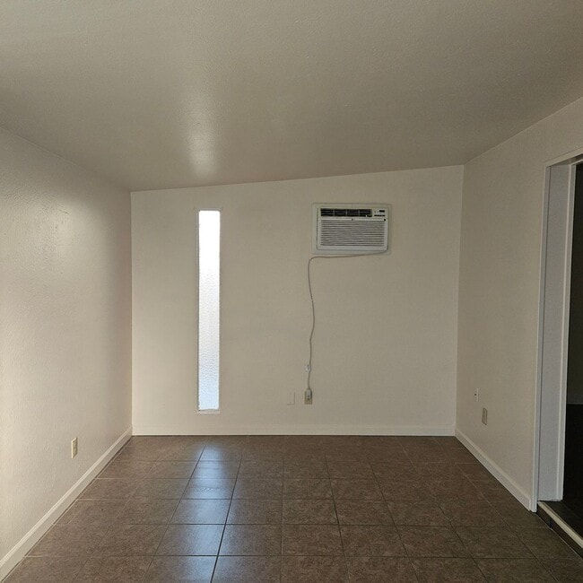 Building Photo - Updated Rental Available Now!