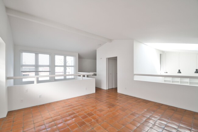 Building Photo - Large 1 Bedroom in Quiet Duplex at Manhatt...