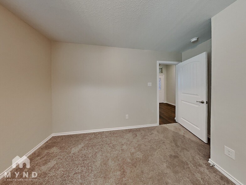 Building Photo - 529 Paloma St