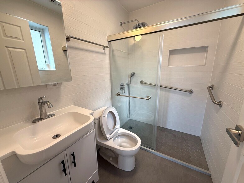 Building Photo - 1901 Voorhies Ave