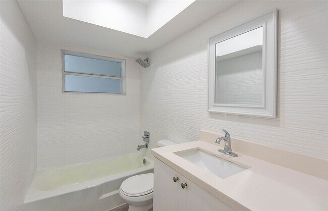 Building Photo - 651 Pine Dr