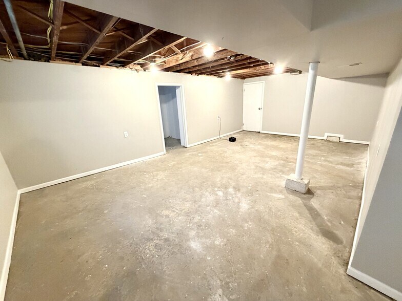 Building Photo - 745 Wilbud Dr