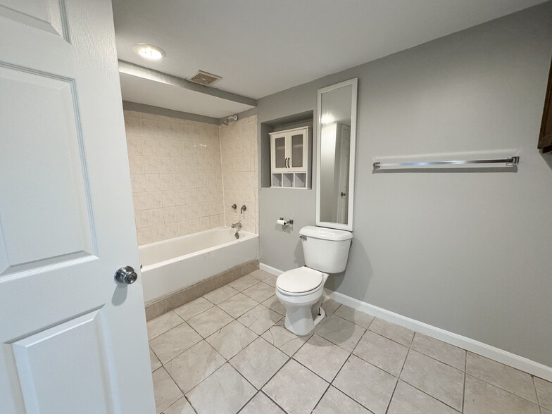 Bathroom - 4038 W Potomac Ave