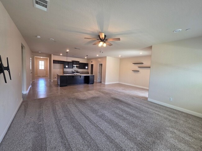 Building Photo - 3 bedroom 2 Bathroom available in desirabl...