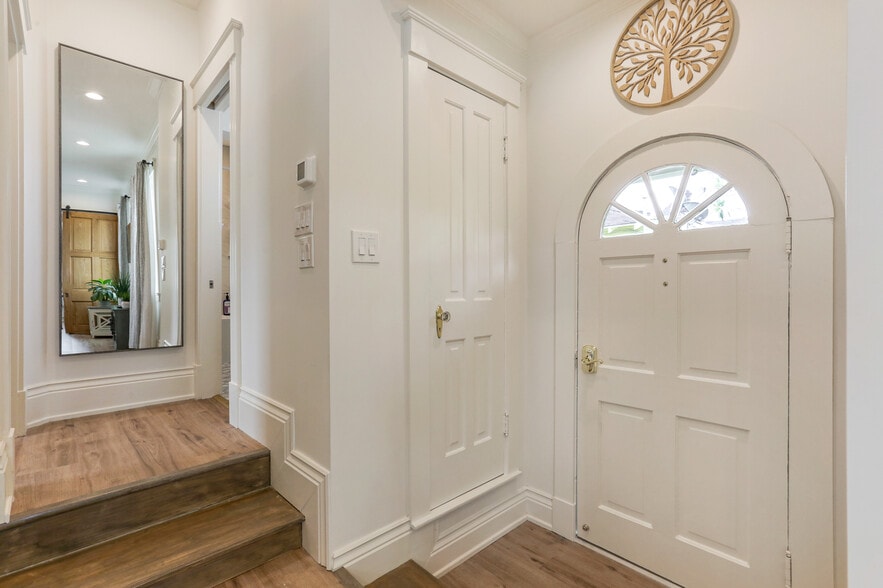 Entry - 1818 Esplanade Ave