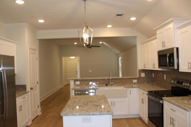 Building Photo - 921 Holbrook Dr