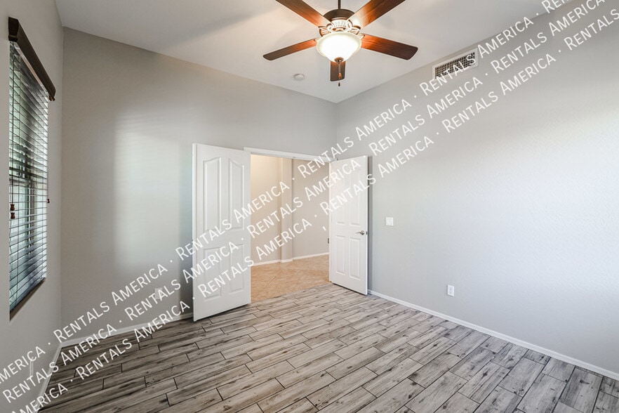 Building Photo - 7045 S Legend Dr