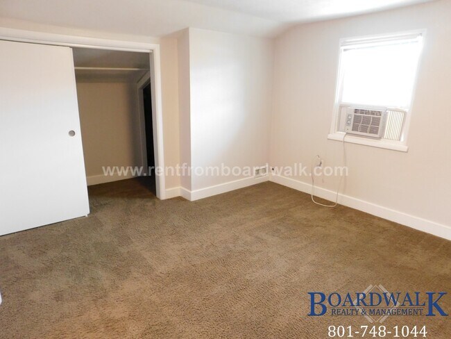 Building Photo - 657 Warnock Ave S