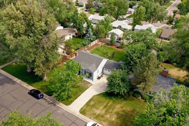 Building Photo - Beautiful 4 Bedroom 2 Bath Single Family H...