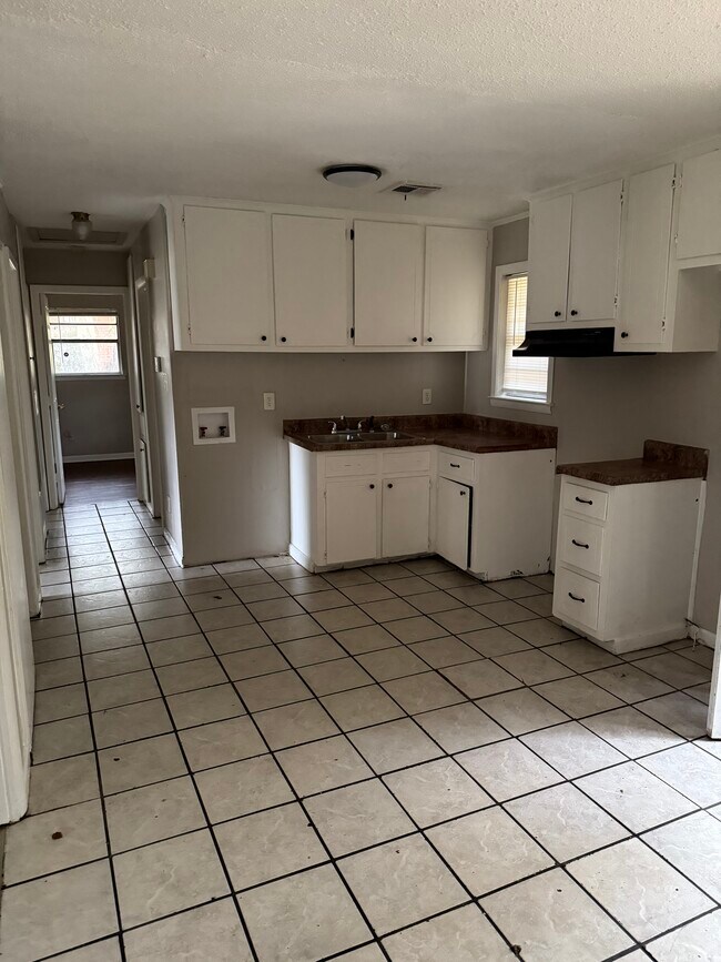 Building Photo - 1550 Midway St