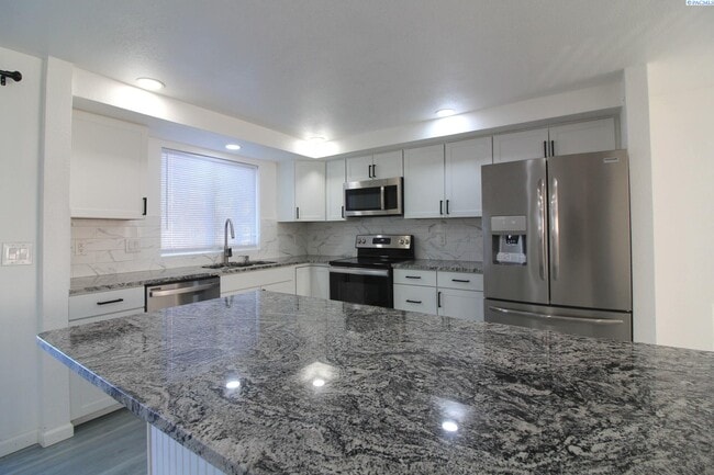 Building Photo - Updated West Kennewick 5 Bed/3 Bath House