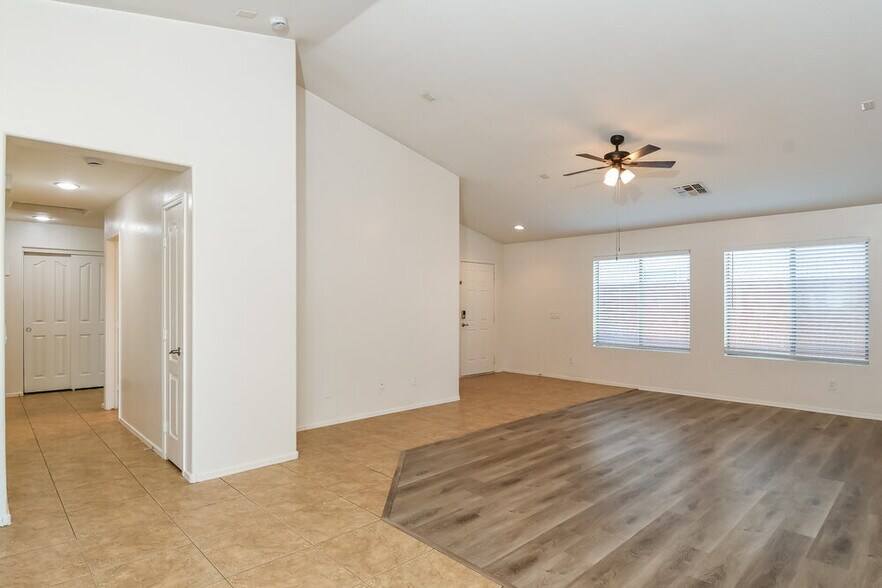 Building Photo - 1674 W Corriente Dr