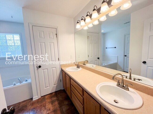 Building Photo - 3 Bed/2 Bath Home with Garage / Pet-Friendly / Vouchers Accepted / Available Now!