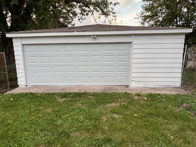 Building Photo - Classic 4 Bed Home in The Heart of Gary!