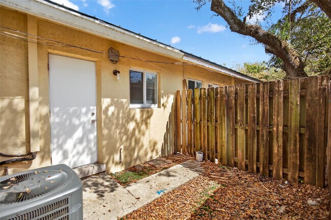 Building Photo - 709 SW 13th Ave