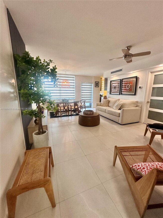 Building Photo - 9225 Collins Ave