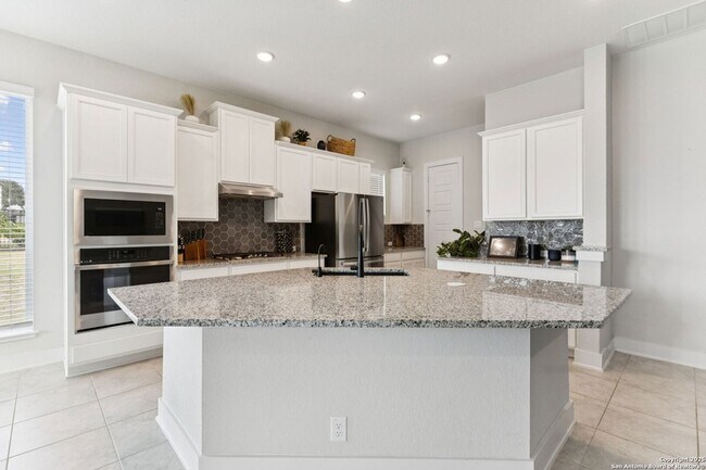 Building Photo - 462 Vamanos