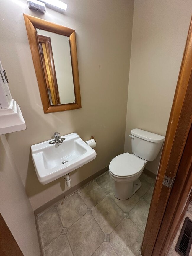 Building Photo - 4 Bedroom, 1.5 Bathroom Updated House