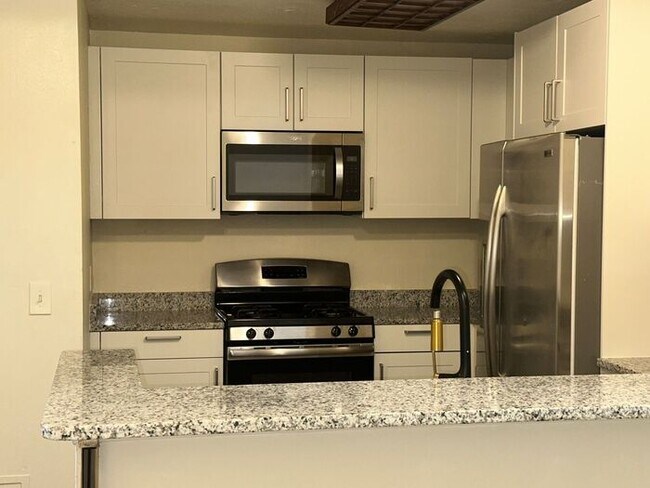 Building Photo - 3 Bedroom 2 Bath Winter Garden Townhome with Remodeled Kitchen and a Fenced Backyard!
