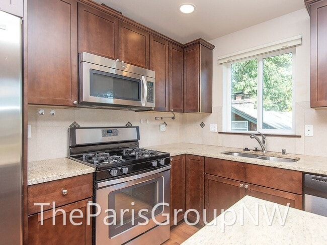 Building Photo - Super 2012 Shoreline Home – Upgrades, Wood Flrs, 3car Grg+++