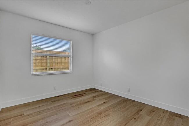 Building Photo - 416 W Mango St