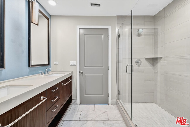 Building Photo - 5933 W Luna Park