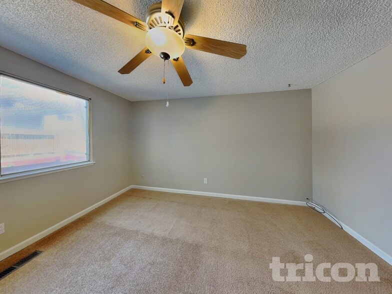 Building Photo - 2255 Howard Dr