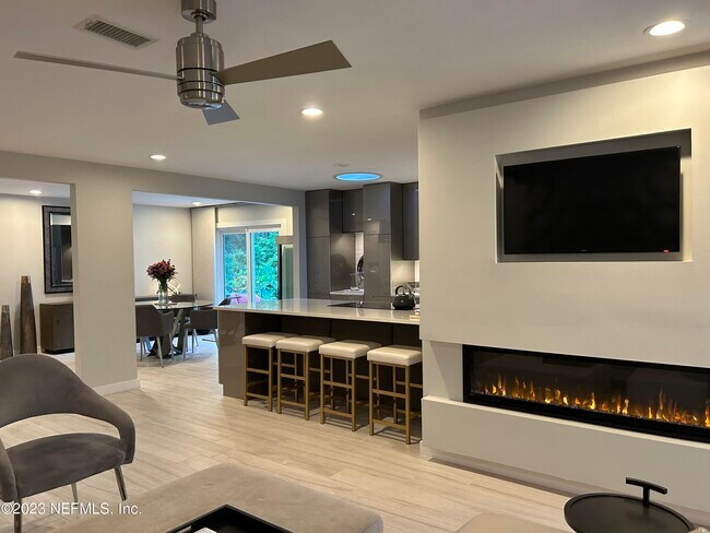 Building Photo - 937 Espinado Ave