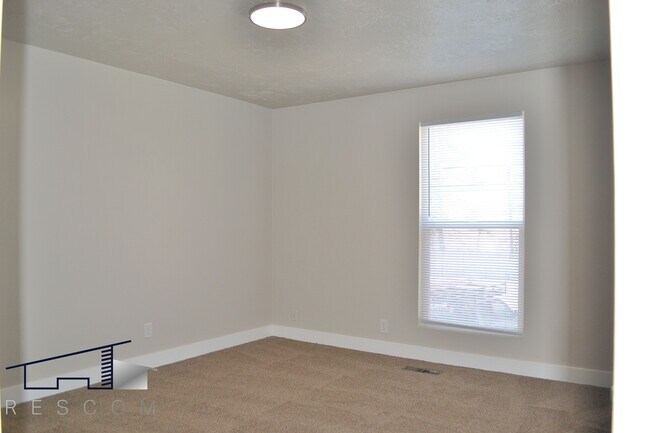 Building Photo - 1688 N Main St