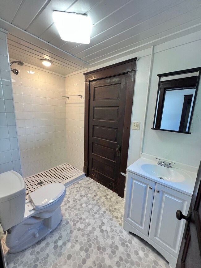 Building Photo - 2+ Bedroom Apartment - AVAILABLE AUGUST 1st!