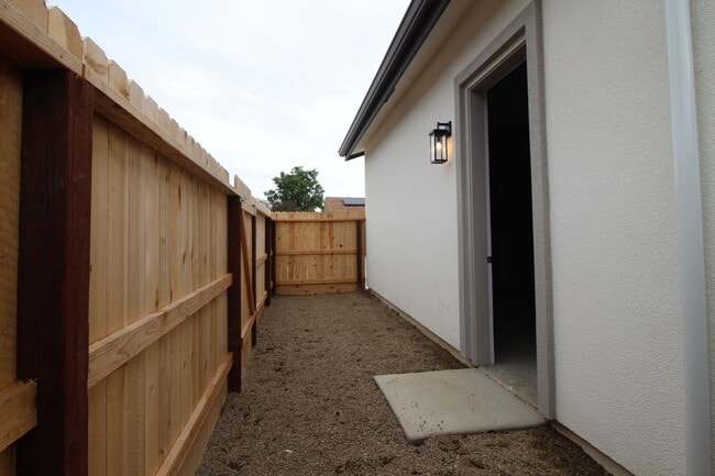 Building Photo - 1317 E Portals Ave