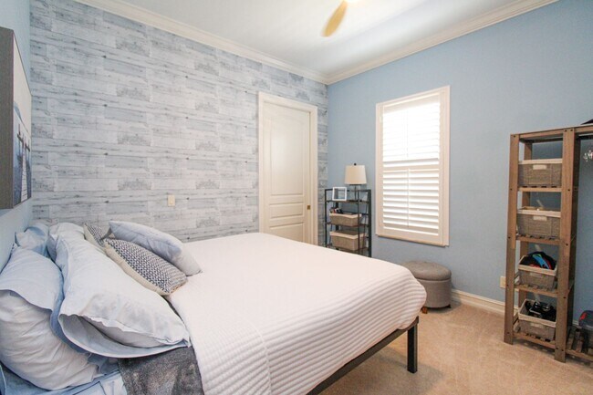 Building Photo - ** THE MOORINGS ** SINGLE FAMILY HOME 3 PL...