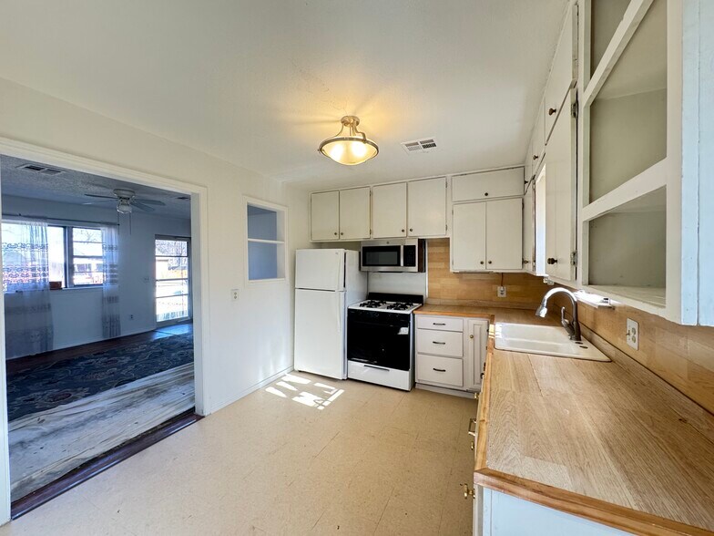 Building Photo - 3340 SW 23rd St