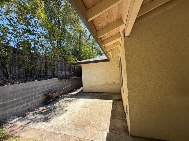 Building Photo - 7739 Southcliff Dr