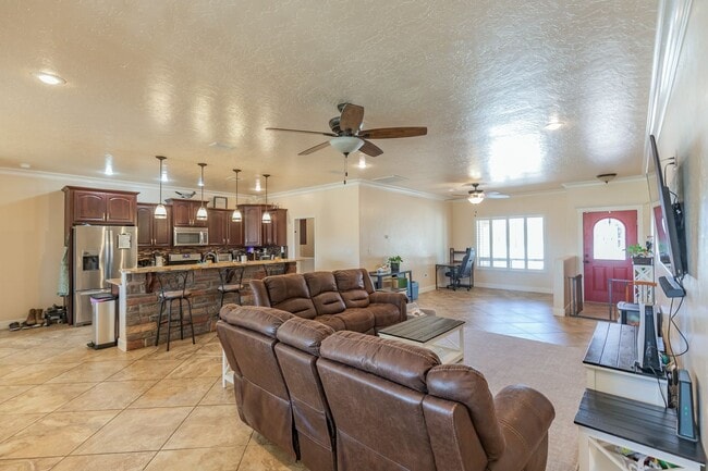 Building Photo - 4 Bedroom 2 bath Beautiful Home