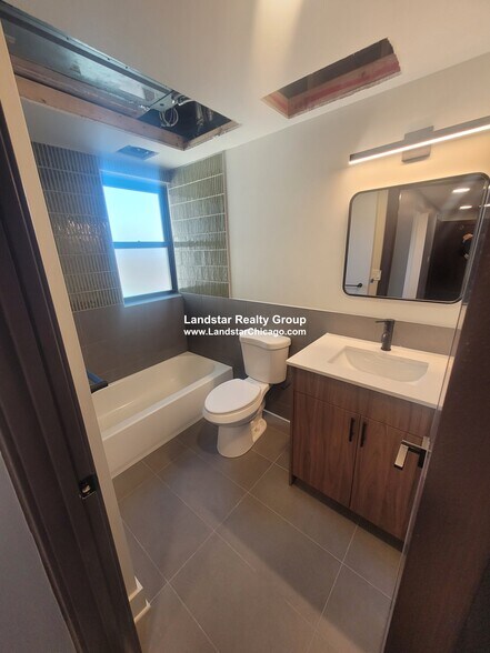 Building Photo - 1241 Chicago Ave