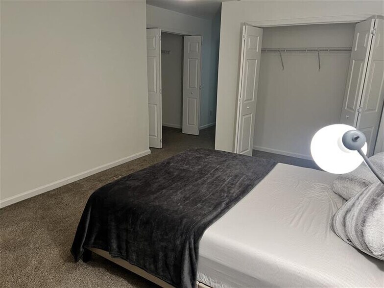 Building Photo - Room in Condo on Donatello Avenue