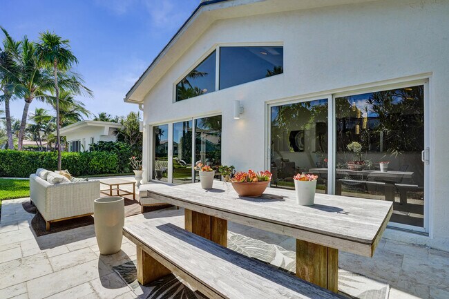 Building Photo - 1212 Hillsboro Mile