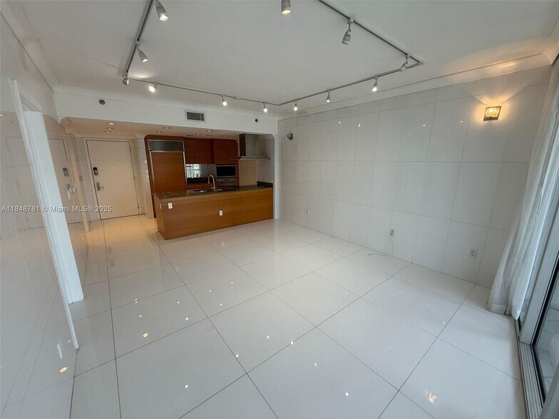 Building Photo - 485 Brickell Ave