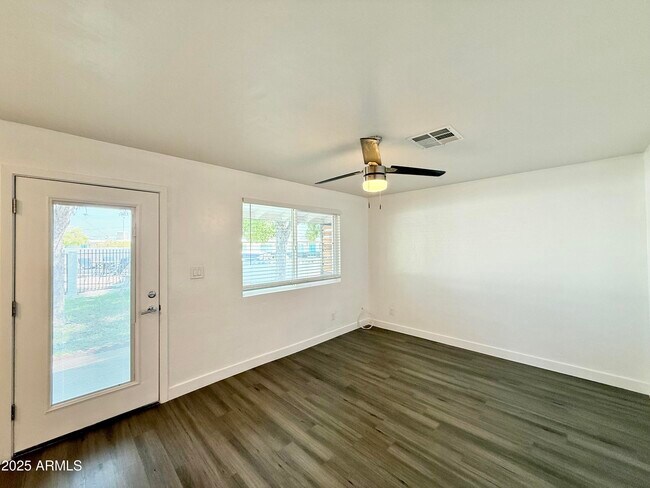 Building Photo - 1202 E Kaler Dr